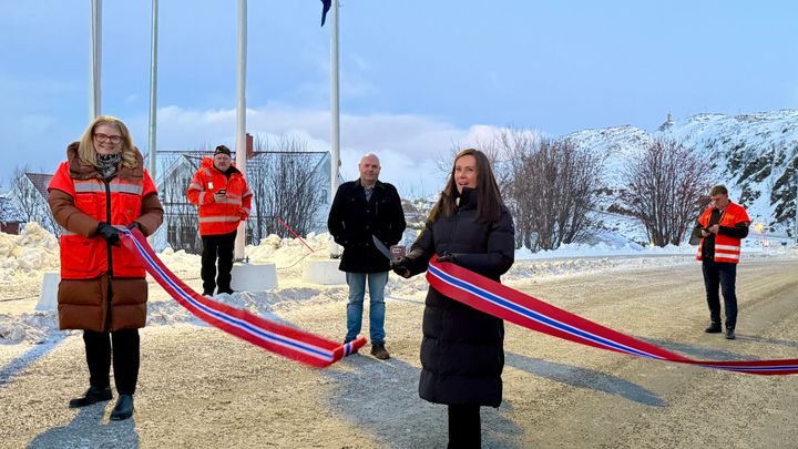 Åpnning på hjemmebane: Fiskeri- og havminister Marianne Sivertsen Næss skrøt av den nye vegen i hennes egen hjemkommune.