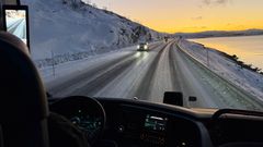 Lys fremtid: Ny rv. 94 Mollstrand-Grøtnes er en vei for fremtidig utvikling. Det magiske desemberlyset kastet sitt gull over åpningen og alle veifarende denne dagen.