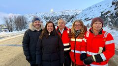 Bildet viser fem av de som deltok på åpninga. Bildetksten sier, Femkløver på vegåpning: Fungerende ordfører i Hammerfest, Jan Tore Kvalnes (Pn), fiskeri- og havminister, Marianne Sivertsen Næss, direktør Utbygging, Kjell Inge Davik, avdelingsdirektør Utbygging, Anne Grethe Olsen og prosjektleder Finnmark, Edgar Olsen i Statens vegvesen.