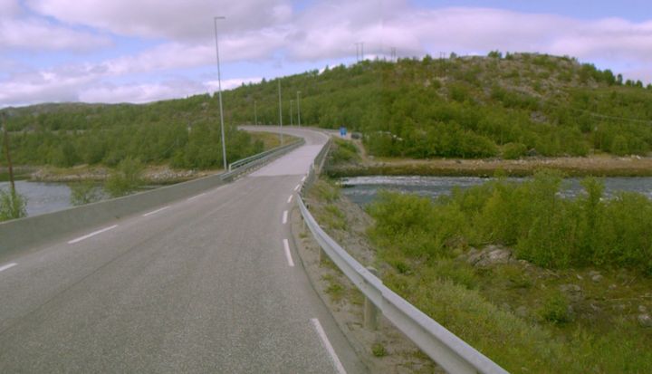 Foto av Langfjordstrømmen bru på E6 i Sør-Varanger kommune.