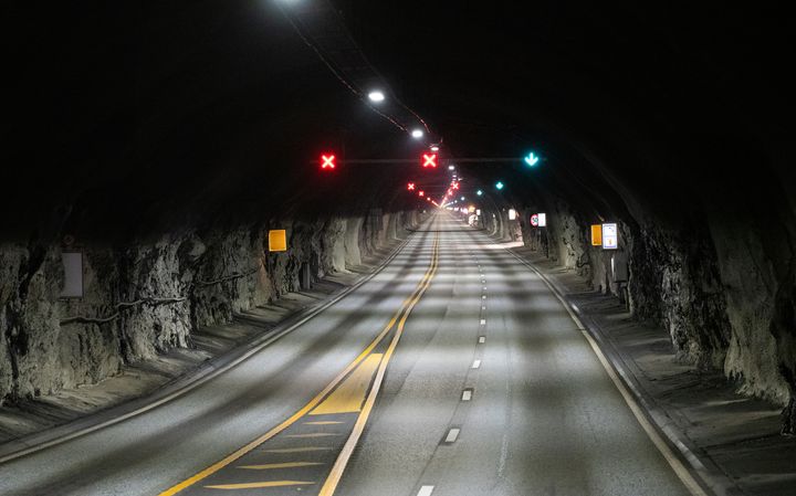 Med kjørefeltsignal på plass, skal det nå mye mer til for at det er nødvendig å stenge Byfjordtunnelen (bildet) og Mastrafjordtunnelen. Foto: Bård Asle Nordbø, Statens vegvesen