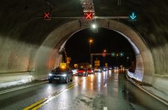 Med kjørefeltsignal på plass, skal det nå mye mer til for at det er nødvendig å stenge Byfjordtunnelen (bildet) og Mastrafjordtunnelen. Foto: Bård Asle Nordbø, Statens vegvesen