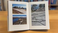 Bildet viser innhold fra boken med tekst og bilder av kunstverket.