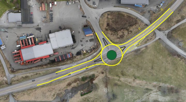 Illustrasjonen viser nytt køyremønster med rundkøyring i E39 Veibustkrysset. Rundkøyringa får rabattar, og fartsgrensa gjennom krysset blir no sett ned til 50 km/t.