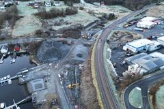 Dronefoto fra Veibustkrysset viser at arbeidet med å bygge om krysset er kome godt i gang.