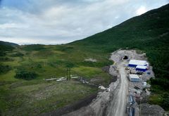Bildet viser den ene tunnelåpningen til Hårbergtunnelen sør for Tjeldsundbrua. Bildeteksten sier, Gjennomslag: onsdag 17. desember ble det mulig å kjøre igjennom Hårbergtunnelen med anleggsmaskiner på nye E10 ved Sandtorg/Hårvika