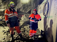 Bildet er tatt inne i Hårbergtunnele like etter gjennomslagssalven. Bildeteksten sier, Morratrøkk klokken 08:08: Ordfører i Harstad, Else Marie Stenhaug fikk kjenne på kroppen hvordan deet er å fyre av 500 kilo sprengstof inne i Hårbergtunnelen. Til venstre, veileder og ansvarlig sprengningsbas, Jan Erik Nergaard i Skanska Norge AS.