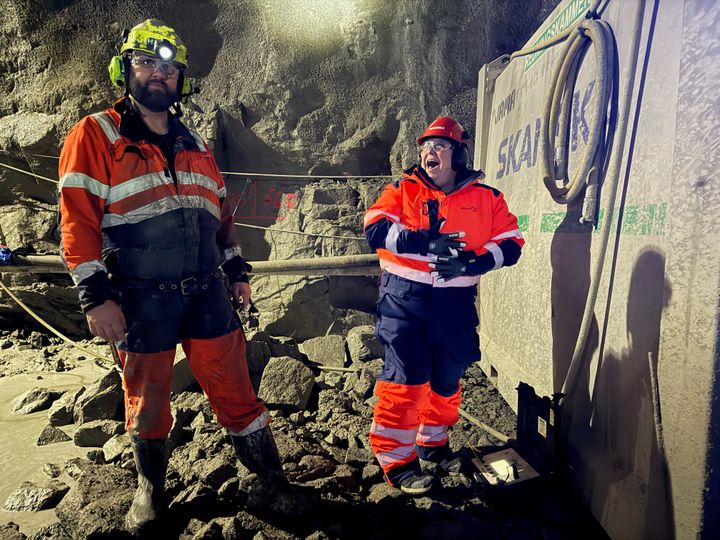 Bildet er tatt inne i Hårbergtunnele like etter gjennomslagssalven. Bildeteksten sier, Morratrøkk klokken 08:08: Ordfører i Harstad, Else Marie Stenhaug fikk kjenne på kroppen hvordan deet er å fyre av 500 kilo sprengstof inne i Hårbergtunnelen. Til venstre, veileder og ansvarlig sprengningsbas, Jan Erik Nergaard i Skanska Norge AS.
