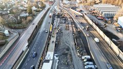 Arbeidet med ny støyskjerm i midten av bildet. Til høyre ser du tilsvarende støyskjerm på nordsiden av vegen. E18 vil senere flyttes inn der det er anleggsområde i dag.