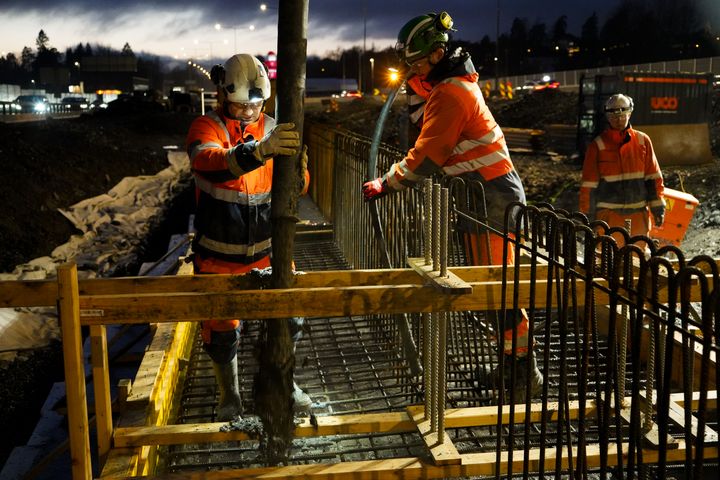 Den nye støyskjermen er tatt i bruk på E18 Vestkorridoren-prosjektet. Her støpes det fundament for ny støyskjerm.