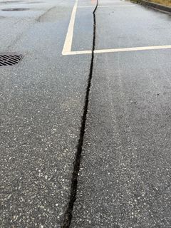 Sprekken i asfalten ved bensinstasjonen medfører fare for utgliding, noe som i så fall vil ramme E39. Foto: Morten Hage, Statens vegvesen