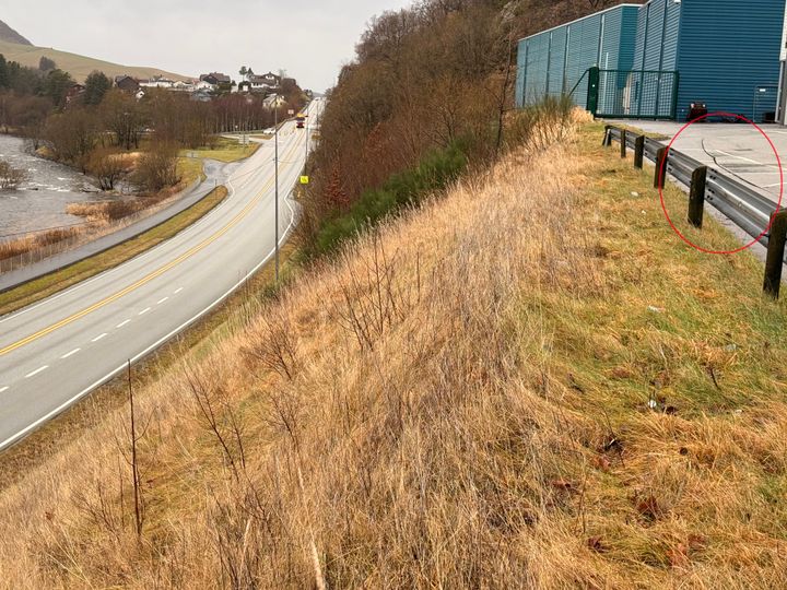 Sprekkene i asfalten ses oppe til høyre. E39 til venstre. Foto: Morten Hage, Statens vegvesen