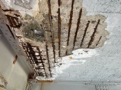 Foto av korrosjonsskader i brudekke.