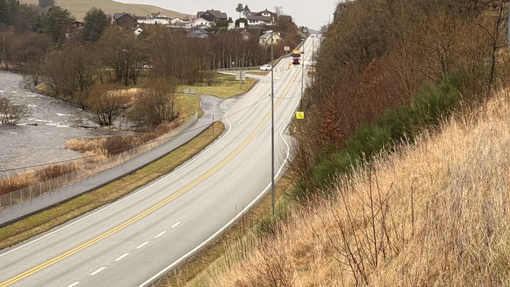 E39 i Ålgård var stengt et par dager på grunn av fare for jordskred. Nå er faren over. Lørdag åpnet vegen igjen. (Foto: Morten Hage / Statens vegvesen)