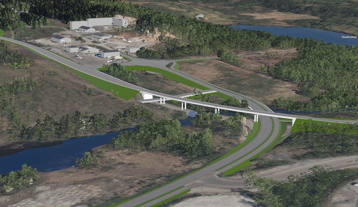 Bildet er en illustrasjon av hvordan den nye kryssløsningen ved Harstad/Narvik lufthavn Evenes skal se ut. Bildeteksten sier, Trygg og effektiv løsning: E10 skal legges på bru for å sikre planfri kryssing av adkomst til Harstad/Narvik lufthavn Evenes. Det skal også bygges en trygg vei for myke trafikanter mellom flyplassen og hotell og næringsarealet på andre siden av europaveien.