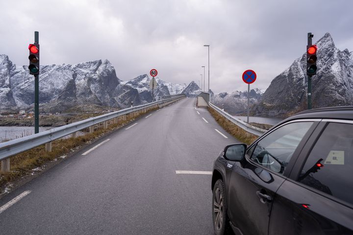 Vegvesenet ber om at trafikantene respekterer rødt lys og stengte veier, da det er fare for liv og helse dersom men ikke overholder dette. Her fra Storvalen bru på E10 i Lofoten ved en tidligere anledning.