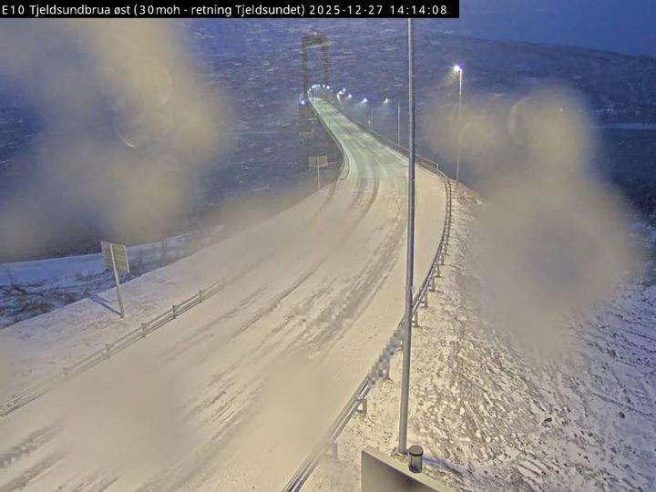 E10 Tjeldsundbrua lørdag ettermiddag.