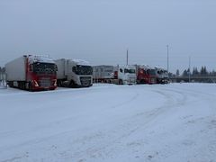 Den nye døgnhvileplassen på Jessheim har plass til 23 vogntog. Ladetilbud kommer seinere.
