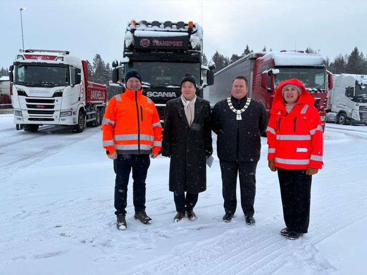 Nicolai Jakhelln i Norges Lastebileier-Forbund, Ole Andreas Hagen fra NHO Logistikk og transport, ordfører Ståle Lien Hansen og vegdirektør Ingrid Dahl Hovland er svært godt fornøyde med den nye døgnhvileplassen på E6 ved Jessheim, og at det ligger an til åpning av sju nye plasser i 2026.