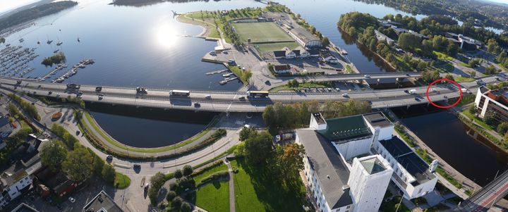 Flyfoto av Sandvika bruer på E18, der stedet som skal repareres er markert med rød ring.