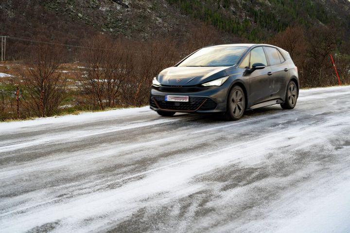 Selv om det er plussgrader i lufta, kan det være frost på bakken, slik at det fryser til på vegbanen.