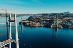 Bilde av brutårna til Sotrabru. Bildet er tatt tidlegare denne månaden. Arbeidet med kablar startar i februar.