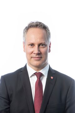 Samferdselsminister Jon Ivar Nygård ser inn i kamera