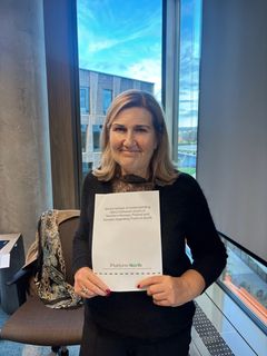 Vegdirektør Ingrid Dahl Hovland ser inn i kameraet