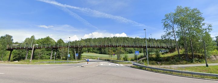 Sørliveien gangbru skal rives og erstattes med ei ny bru. I mellomtida må fotgjengere og syklister krysse Sørliveien. (Foto: Google Maps)