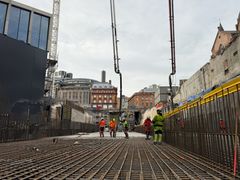 Bilde fra arbeidet med støp av bunnplaten for veien, tatt høsten 2025. Nå er også støp av vegger og tak godt i gang.