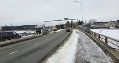 Bru med trafikk. To kjørefelt på den ene sida av brua, nærmest kamera, ett felt på den andre sida.