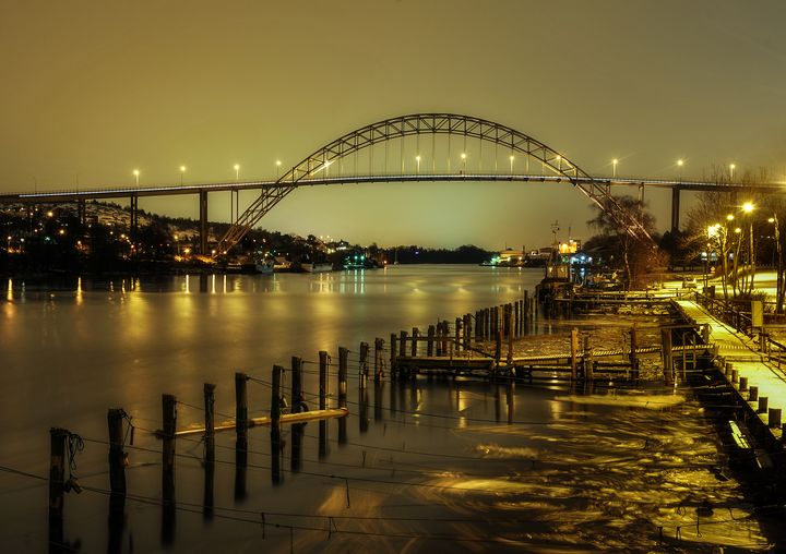 Fredrikstadbrua - høy buebru i stål i kveldsbelysning