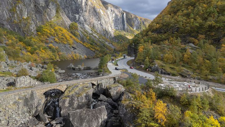 Luftfoto av gamle Måbø bru, Måbøvatnet og den nye rasteplassen langs rv. 7.