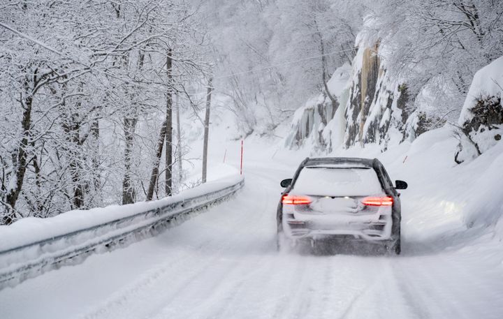 Det er vinter, og det kan være vanskelige og krevende kjøreforhold.