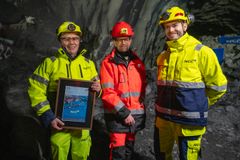 Prosjektleder Frank Grønvold i NCC (f.v.), prosjektleder Ole Kristian Birkeland i Statens vegvesen og ordfører Håkon Lykkebø Strand i Ålesund var fornøyde etter at gjennomslaget var et faktum.