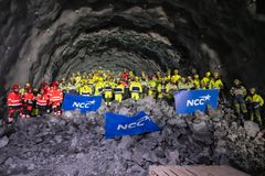 Gjennomslagssalva i Lerstadtunnelen i Ålesund vart avfyrt onsdag ettermiddag. NCC og Statens vegvesen feirer gjennombruddet oppe på røysa etter sprenginga.