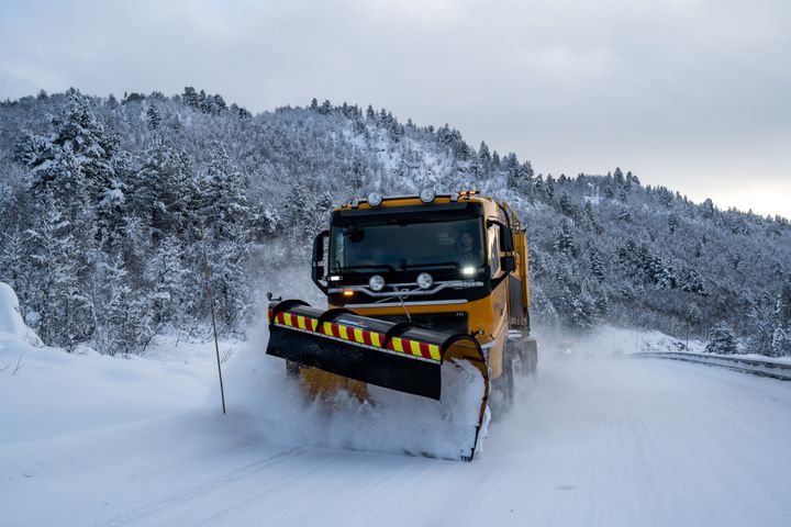 Sammen med de fleste norske plogleverandørene, testet Statens vegvesen ulike brøyteploger for å se om de fjerner snø like effektivt i ulike hastigheter.