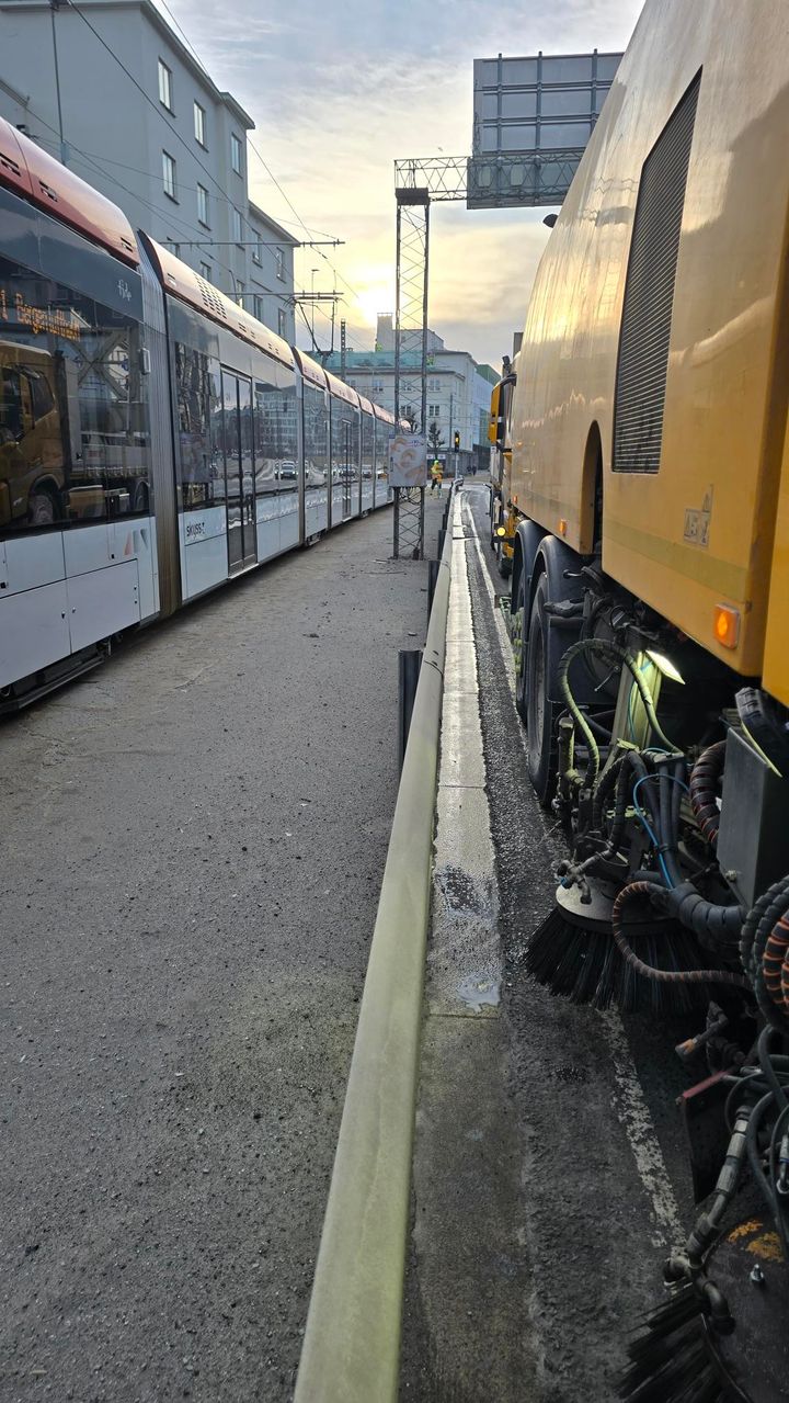 Statens vegvesen ved entreprenør Mesta koster E39 på Danmarksplass før det legges ut magnesiumklorid. Foto: Mesta AS