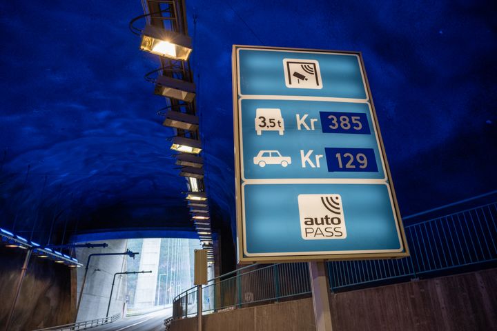 Blått skilt som viser bompengetaksen