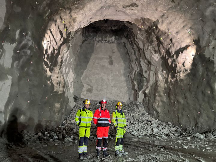 Fra venstre prosjektleder i Implenia Ole Magne Rønning, prosjektleder i Statens vegvesen Sveinung Brude og Rune Vågsland som er bergsprengingsleder i Fjellboring Sør AS står foran venstilasjonssjakten som nå er helt åpen etter siste salve gikk.