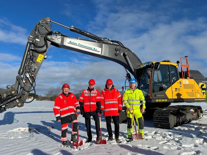 Byggeleder Geir Østlund i Statens vegvesen, samferdselsminister Jon -Ivar Nygård, ordfører Saxe Frøshaug og prosjektleder Christian Olavsen i Askim Entreprenør AS markerte starten på byggingen av den nye gang- og sykkelvegen.