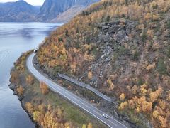I samband med dette skredet over E16 i Aurland i september 2024 vart ideen om eit beredskapslager for fanggjerde fødd. Foto: Jens Tveit, Statens vegvesen