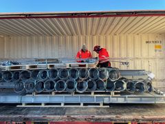 Fanggjerda mot skred kan raskt fraktast til dei trengst i akutte tilfelle, sier Engebø (til v.) og Tveit. Foto: Even Hjelle, Statens vegvesen