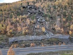I samband med dette skredet over E16 i Aurland i september 2024 vart ideen om eit beredskapslager for fanggjerde fødd. Foto: Jens Tveit, Statens vegvesen