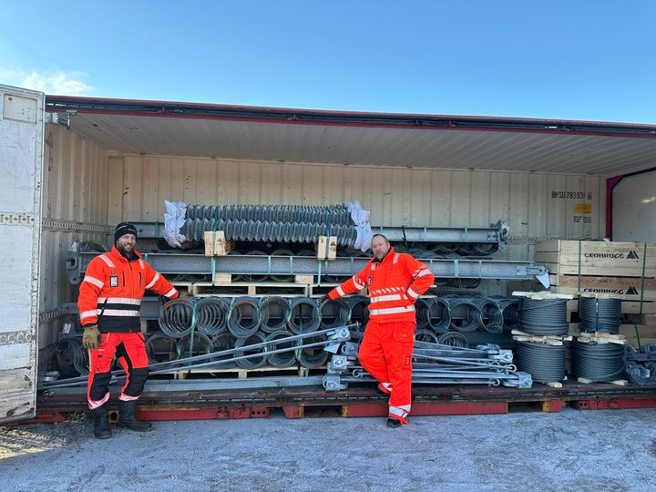 Initiativtakarar til beredskapslageret for fanggjerde mot skred er Jørn Kristian Engebø (til høgre) og Jens Tveit. Foto: Even Hjelle, Statens vegvesen