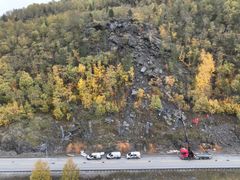 I samband med dette skredet over E16 i Aurland i september 2024 vart ideen om eit beredskapslager for fanggjerde fødd. Foto: Jens Tveit, Statens vegvesen