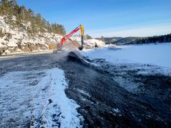 Statens vegvesen er i gang med å utbedre og fjerne farlige svinger langs rv. 9 her ved Hornskilen. På grunn av dårlige grunnforhold og svært dypt vann i Pederstjønn, er det nødvedig å stenge riksvegen i to uker.