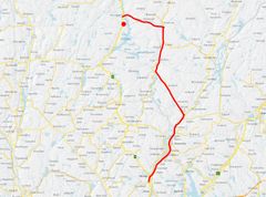 Fra mandag 9. mars og til og med søndag 22. mars blir det skiltet omkjøring via fv. 405 og fv. 403. Omkjøringsvegen er markert med rødt. Den røde sirkelen viser hvor arbeidet pågår, og riksvegen er stengt.