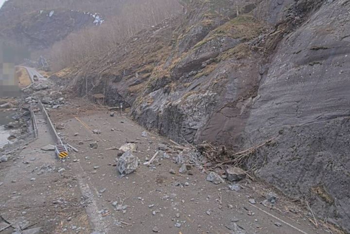 Det er eit stort steinskred som stenger E134 i Etne.