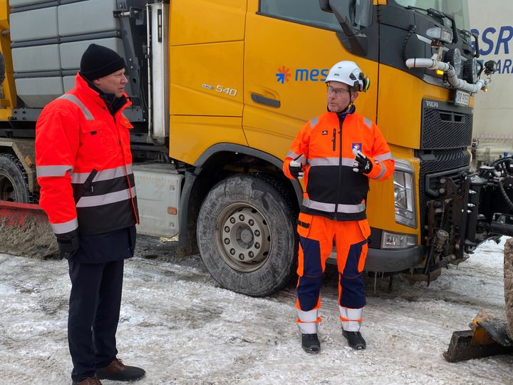 Ketil Dahl i Mesta viser samferdselsminister Jon-Ivar Nygård hvordan brøytebilen er utstyrt med laser og kamera som kan lese av føreforholdene mens bilen kjører.
